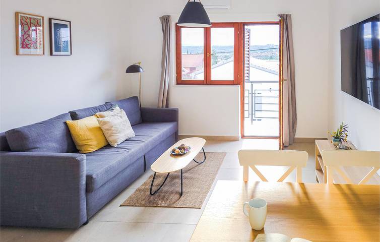 Ganze Ferienwohnung, Gemütlich, 1 km von der Küste entfernt: 70 m² große Wohnung mit Terrasse und Parkplatz in Donji Karin, Zadar