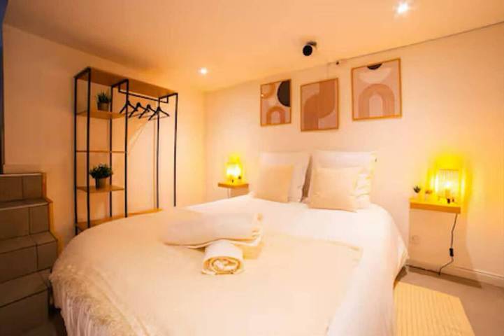 Ganze Wohnung, Air-conditioned cocooning room and terrace 5-minute walk from town center in Valence, Valence und Umgebung