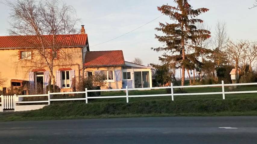 Location de vacances pour 5 personnes, avec vue et jardin à Montfaucon-Montigné