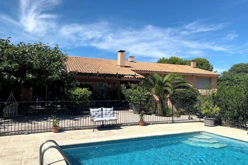 Alpilles and Luberon Large family home 10 pers swimming pool tennis jacuzzi in Caumont-sur-Durance, Vaucluse
