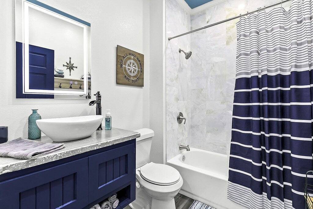 Moonlight Dreams- Gorgeous 3 Bedroom Home close to the beach in Brazoria County