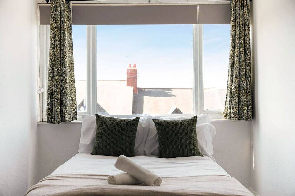 Large Spacious Home|Parking|8 bedrooms|sleeps 14 in Sunderland