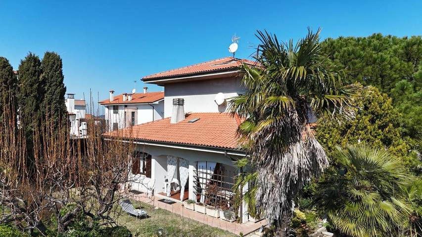 Appartamento per 4 persone, con Balcone e Terrazza nonché Giardino a Montemarciano