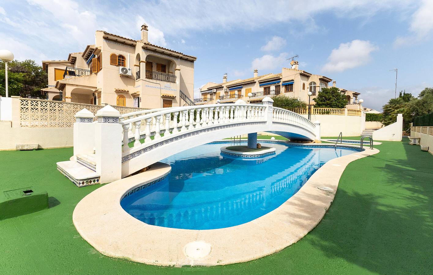 Retraite au bord de la piscine : Chic Apt de 65m² avec climatisation, parking et terrasse, à 1,5km de la plage ! in Las Calas, Torrevieja
