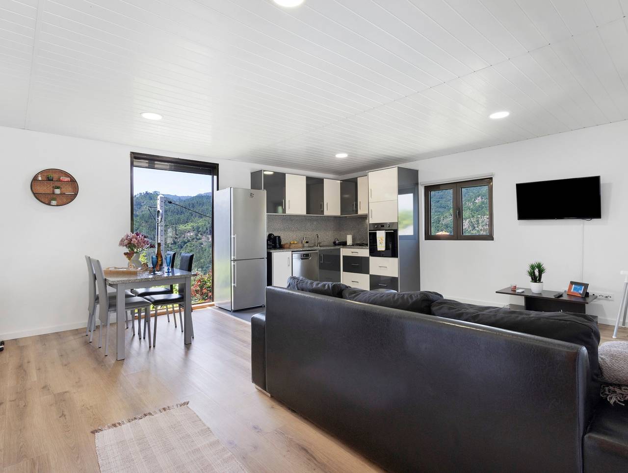 Casa de Férias 'Casa Das Camélias' com Vista para o Lago, Wi-Fi e Ar Condicionado in Ventosa e Cova, Distrito de Braga