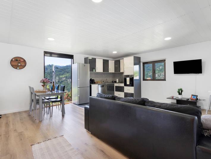 Holiday Home 'Casa Das Camélias' with Lake View, Wi-Fi and Air Conditioning in Ventosa e Cova, Braga District