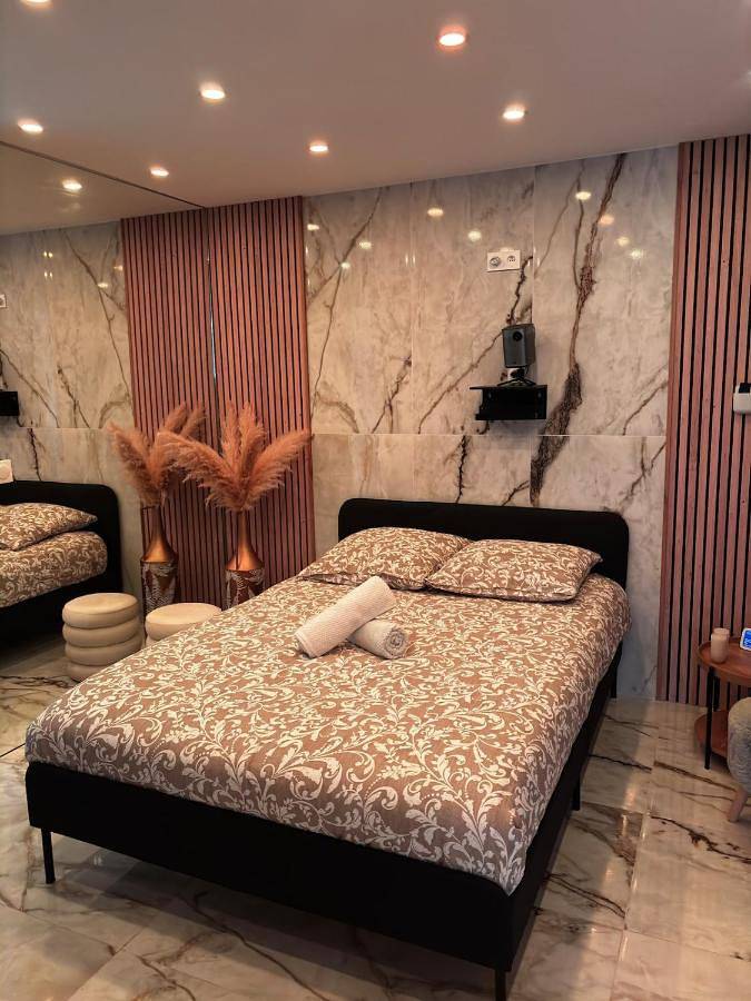 Appartement entier, L'Écrin Secret Romantic Love Room & Private Spa in Ambilly, Région de Saint-Julien-en-Genevois