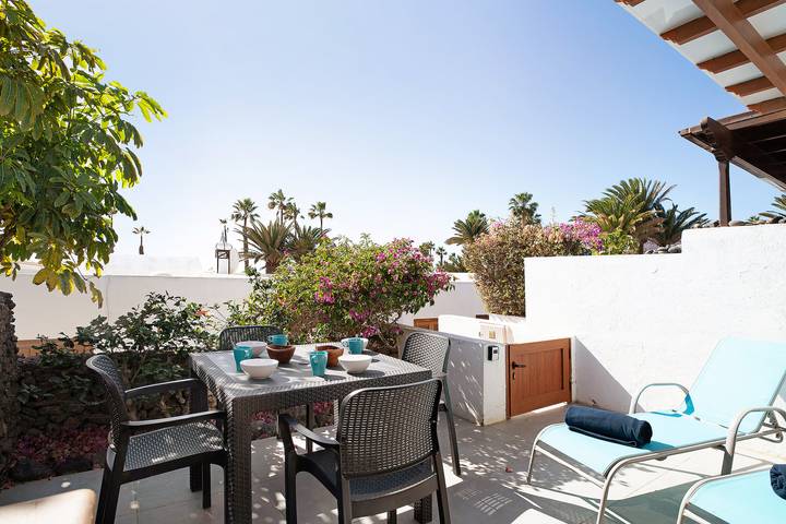 Entire apartment, Apartment 'Bungalow Flamingo' close to the Sea with Pool & Wi-Fi in Playa Blanca, Yaiza