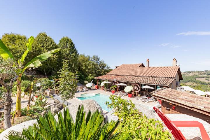 Location de vacances pour 4 personnes, avec Balcon et Terrasse ainsi que Jardin et Piscine à Caylus