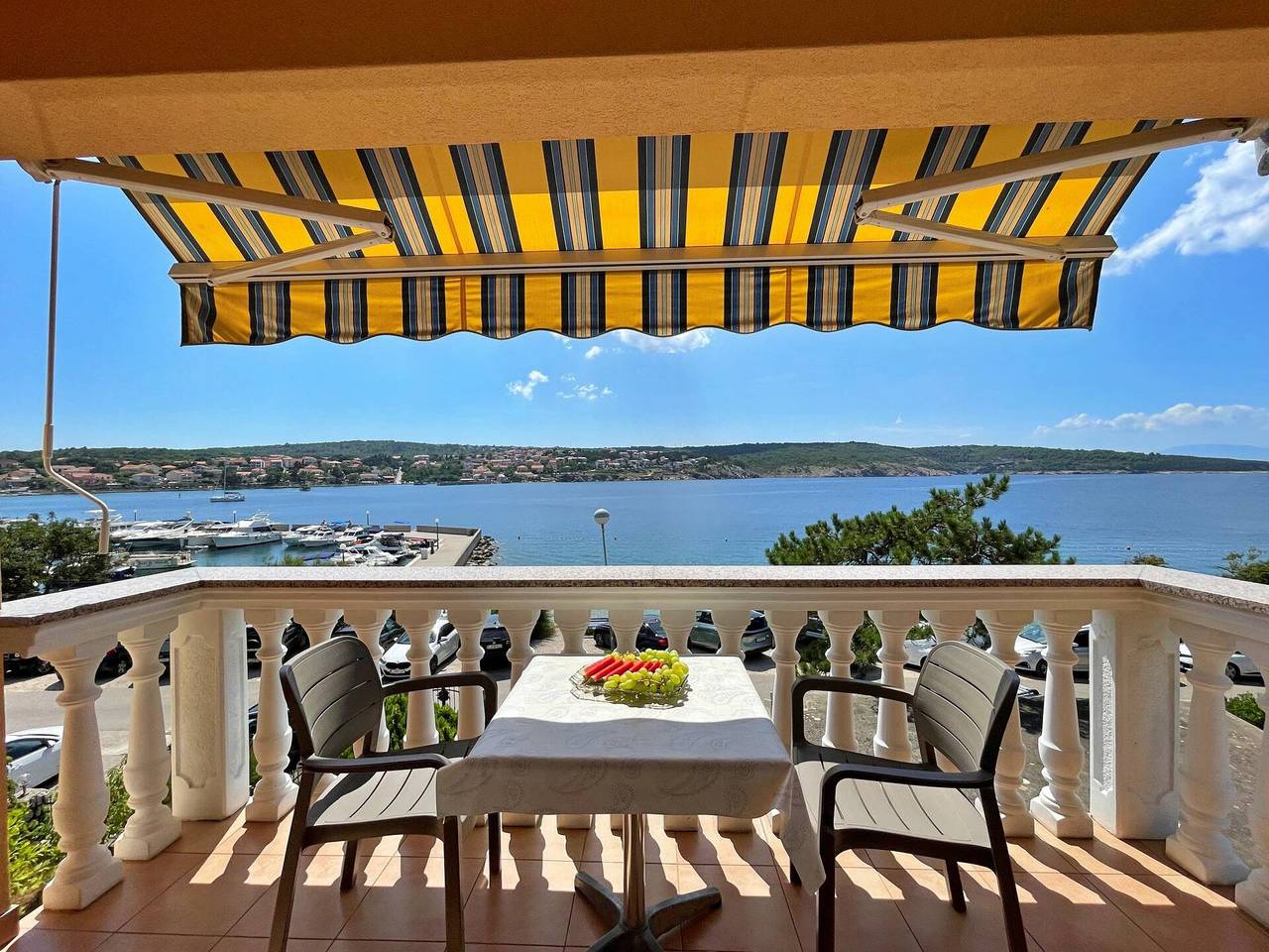 Apartamento entero, Apartment Villa Tiha - 10 m from the beach, sea view, balcony, seafront, private parking in Silo (Krk), Krk (isla)