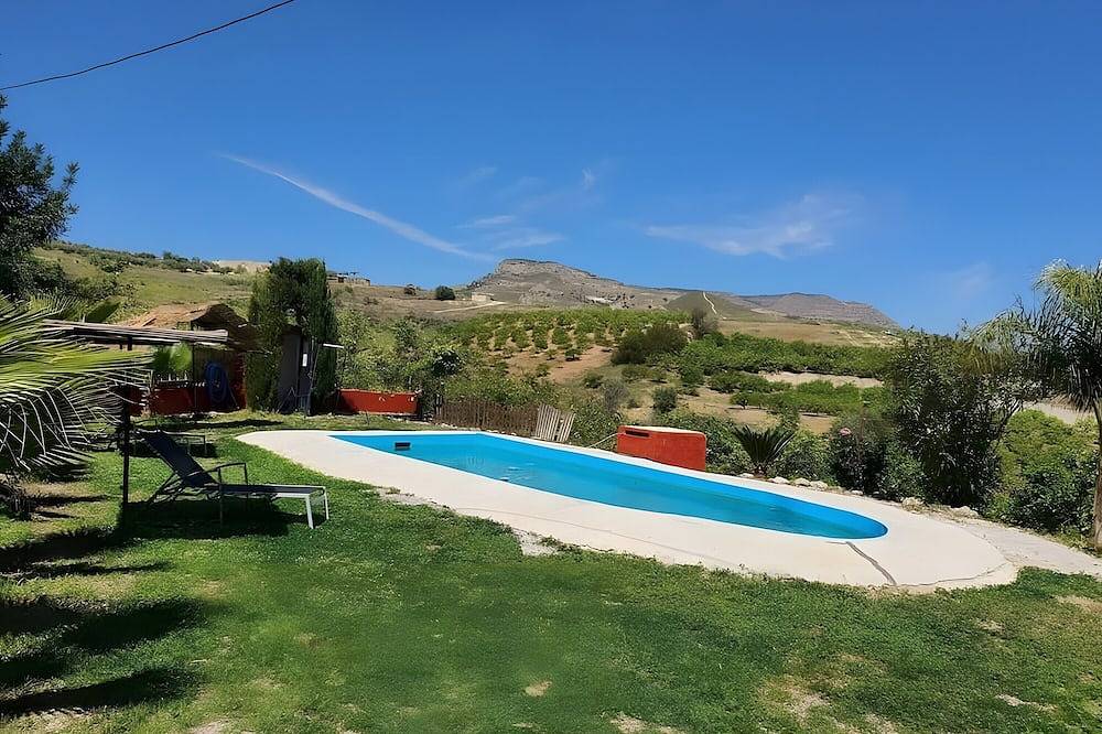 Country House 'La Serrana' with Mountain View, Wi-Fi and Air Conditioning in Pizarra, Málaga Province