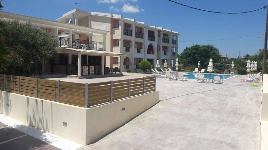 Hôtel pour 4 personnes, avec jardin et piscine ainsi que bassin pour enfant et vue, adapté aux familles
