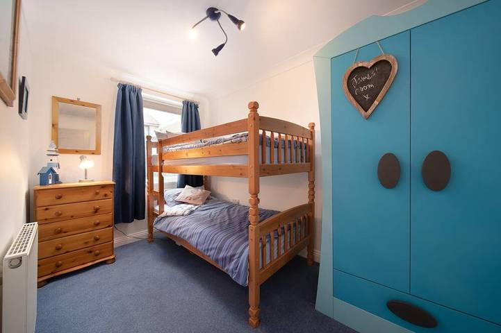 Ganze Wohnung, Geräumiges Apartment mit 2 Schlafzimmern, nur wenige Gehminuten vom Strand von Woolacombe entfernt, mit eigenem Parkplatz in Woolacombe, Devon