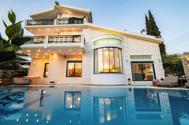 Villa für 12 Personen, mit Balkon und Garten in Voula