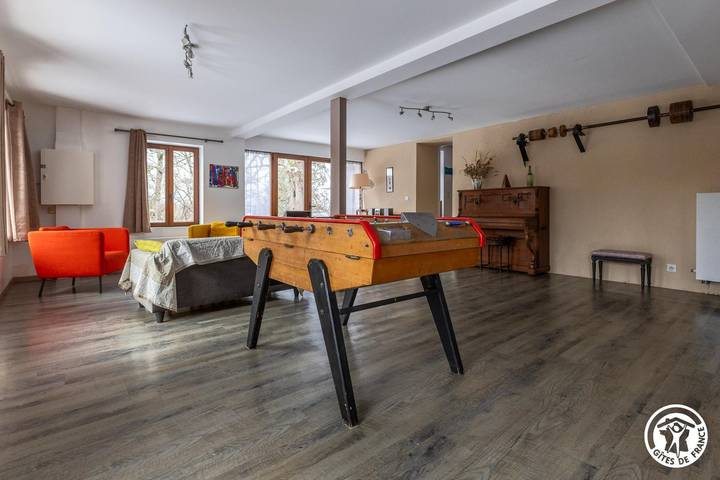 Gîte pour 14 personnes, avec piscine ainsi que terrasse et jardin à Charensat - 2