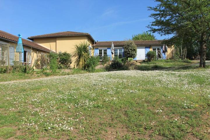 Location de vacances pour 6 personnes, avec jardin ainsi que vue et piscine à Le Buisson-de-Cadouin - 4