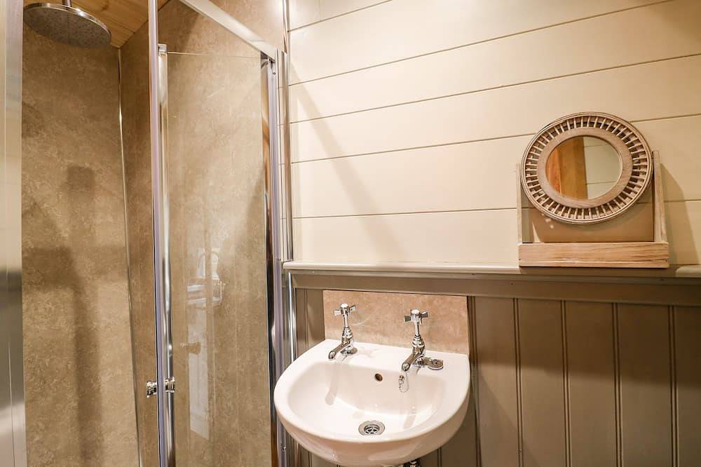 The Lazy Mare By The Water, romantic, with hot tub in Abbots Bromley in Staffordshire