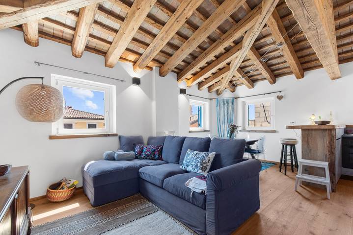 Ganze Wohnung, Neu renoviertes Rustikal-Apartment im Herzen des Stadtzentrums von Novigrad, nur wenige Schritte vom Strand entfernt in Novigrad, Umag und Umgebung