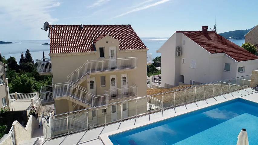 Ferienwohnung für 5 Personen, mit Balkon und Terrasse sowie Pool in Plat