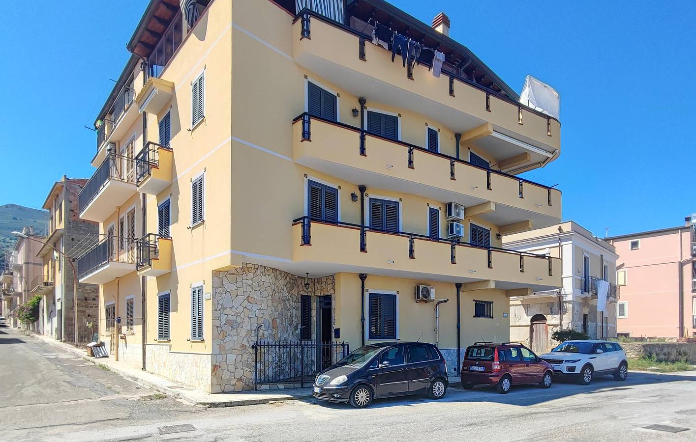Appartamento intero, Accogliente appartamento con AC e WiFi, parcheggio, cucina vicino ad Acquedolci in Acquedolci, Provincia di Messina