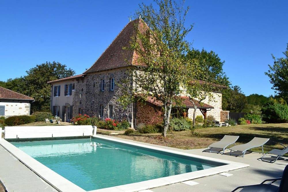Geräumiges Ferienhaus mit privatem Pool und Garten, ideal für Familien mit Haustieren in Esse, Charente