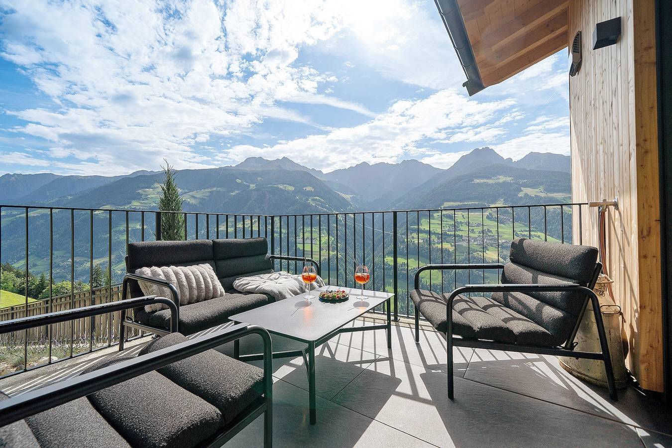 Chalet Bucher mit Whirlpool, Sauna und einen atemberaubenden Ausblick  in Vernuer, Riffian