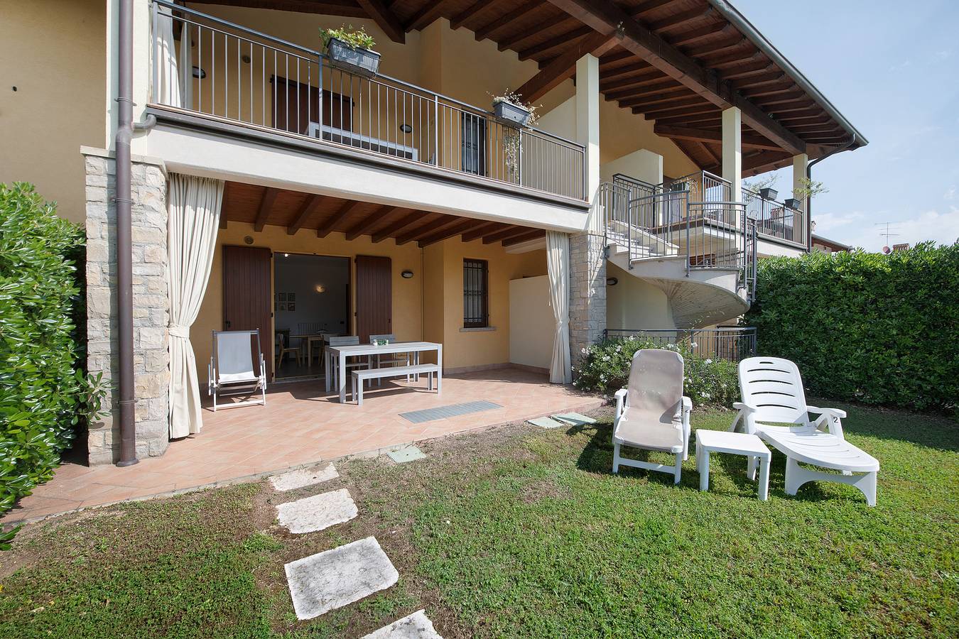 Ganze Wohnung, Apartment 'I Ciclamini 2' mit Gemeinschaftspool, Wlan und Klimaanlage in Moniga del Garda, Gardasee-Berge