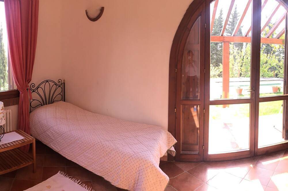 Frittliggende villa med svømmebasseng, uteplass og privat furuskog in Riparbella, Etruscan Coast