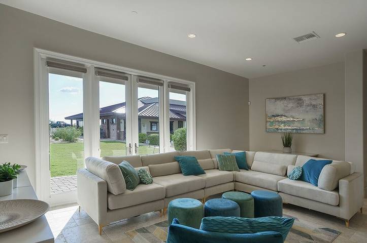 Vacation house for 28 people, with yard and hot tub in Scottsdale