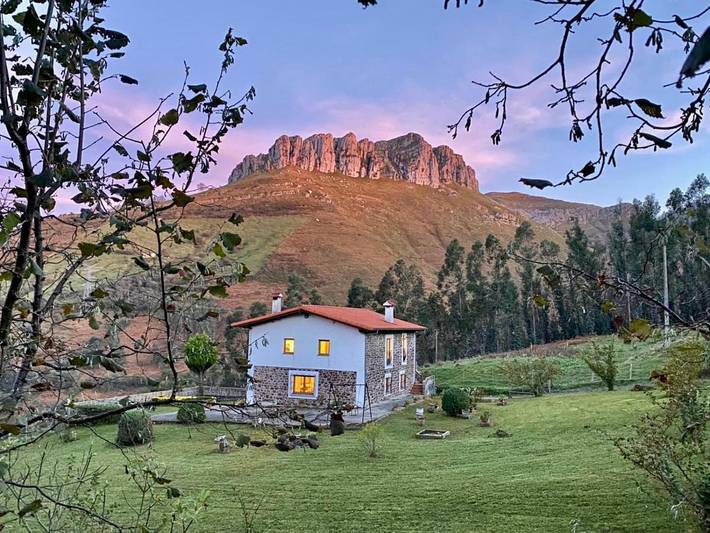 Casa rural para 11 personas, con vistas además de jardín y balcón en Liérganes