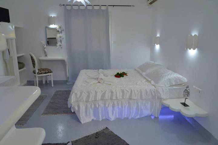 Gîte pour 3 personnes, avec terrasse ainsi que piscine et jardin dans Adamas - 3