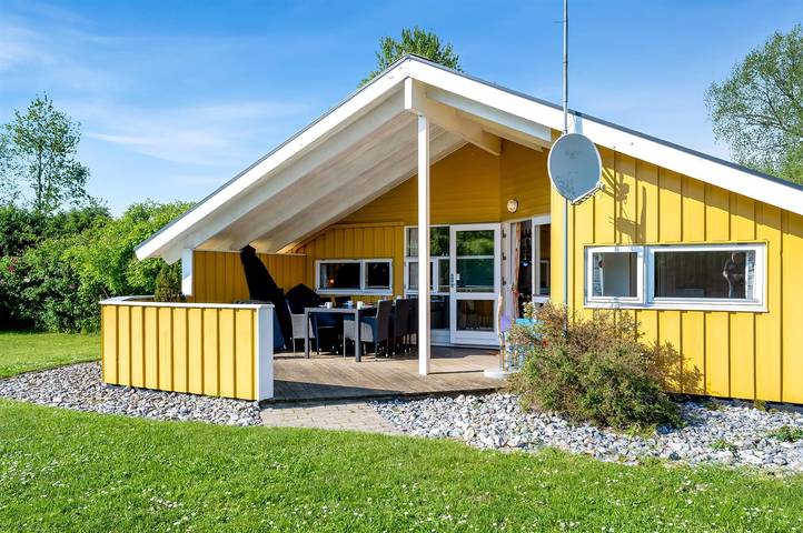 Ferieudlejning for 8 personer, med terrasse og sauna såvel som jacuzzi og have, husdyr tilladt i Faxe Ladeplads