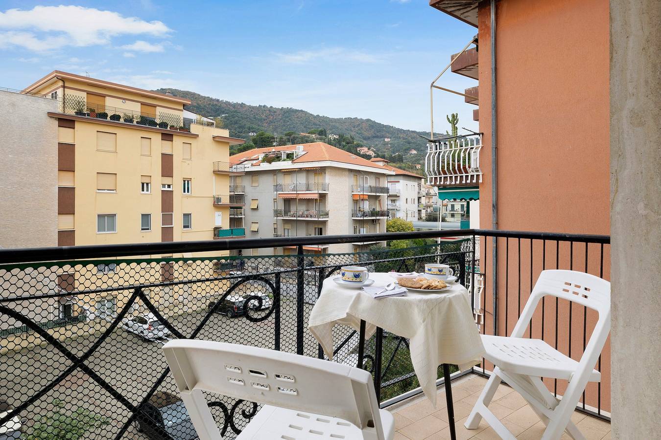 Apartamento entero, Apartamento "Casa Rosso Melograno" cerca del mar con balcones y Wi-Fi in Alassio, Riviera di Ponente