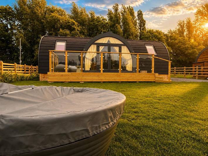 Camping for 4 people, with balcony and garden as well as hot tub in Somerset