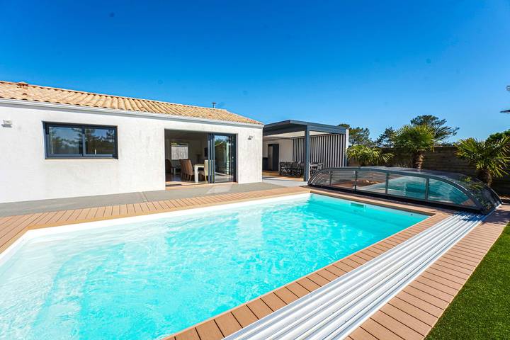 Location de vacances pour 10 personnes, avec vue ainsi que jardin et piscine, adapté aux familles dans Port Bourgenay