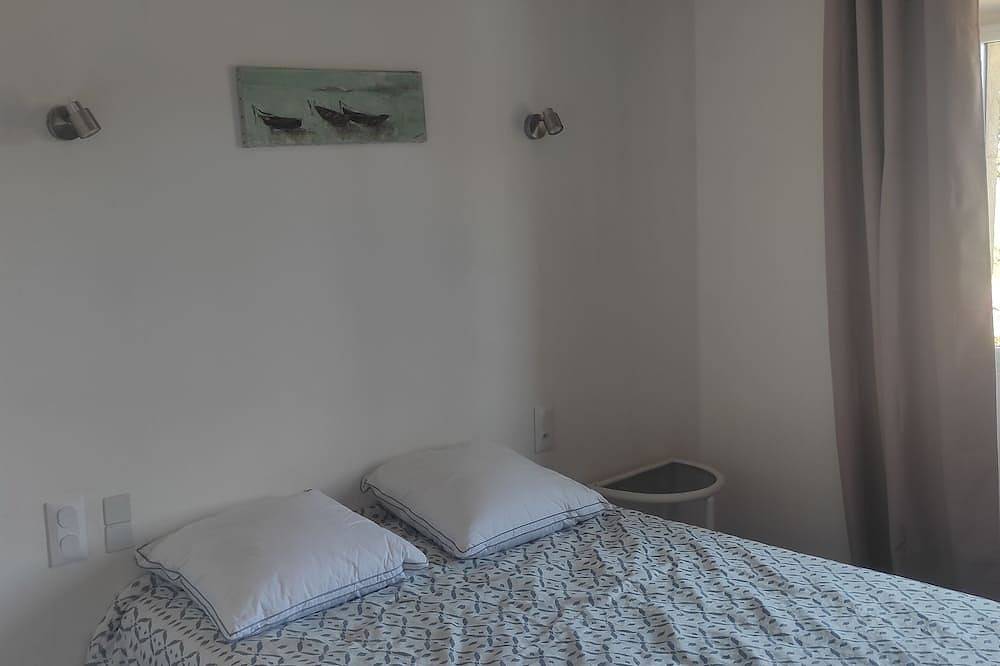 Vast seaside property and fenced garden ideal for pets in Pluneret, Côte des Mégalithes