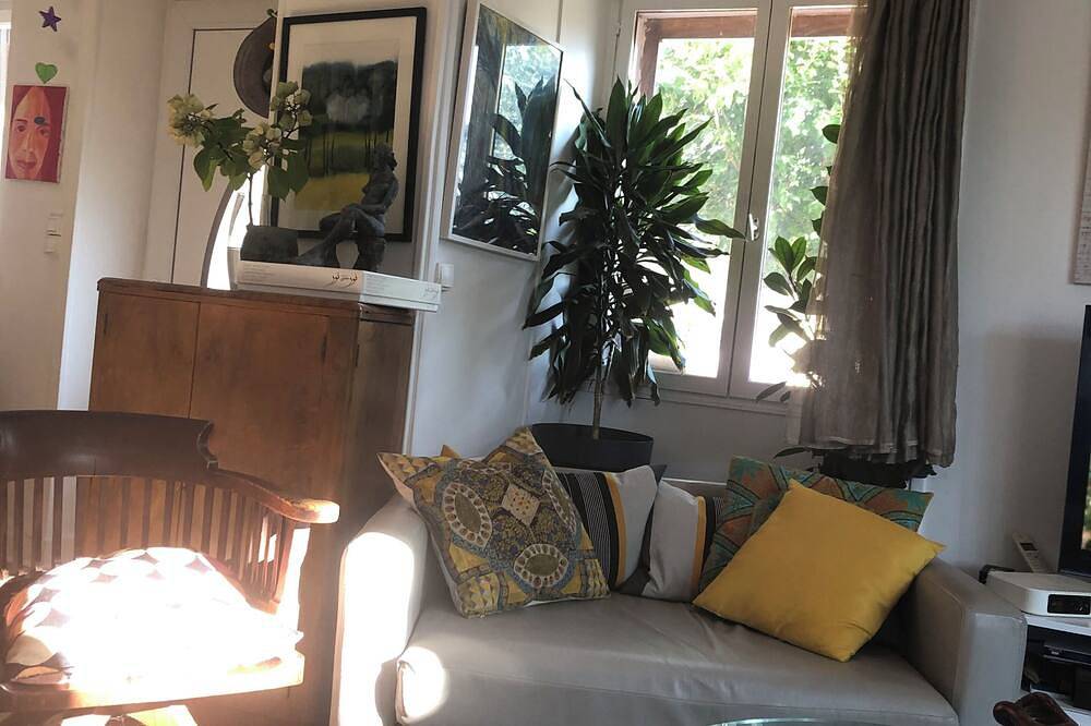 Quiet artist's house with stunning lake view. in Tresserve, Chambéry region