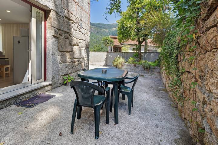Appartement entier, Appartement "E" avec vue sur la montagne, Wi-Fi et climatisation in Vilar da Veiga, Gerês