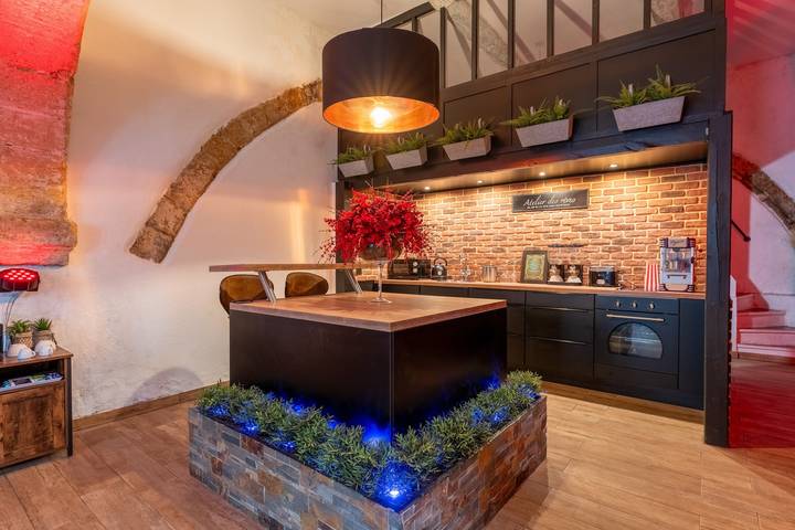 Entire apartment, Love Room 70m² with Private Spa in the Heart of Salon-de-Provence in Salon-de-Provence, Mediterranean Coast (France)