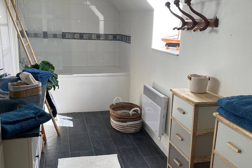 Cozy House with Pool, Close to Le Mans, Parking Included in La Chapelle-Saint-Aubin, Sarthe
