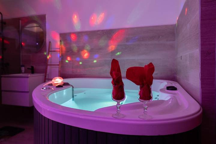 Chalet pour 2 personnes, avec jacuzzi ainsi que jardin et balcon