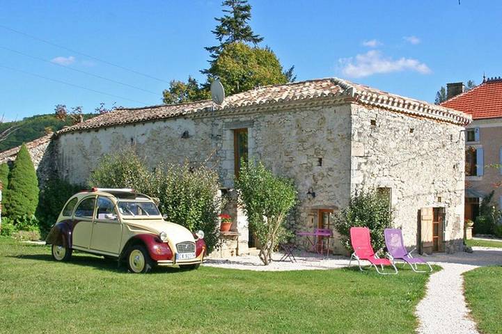 Gîte pour 2 personnes, avec piscine et jardin