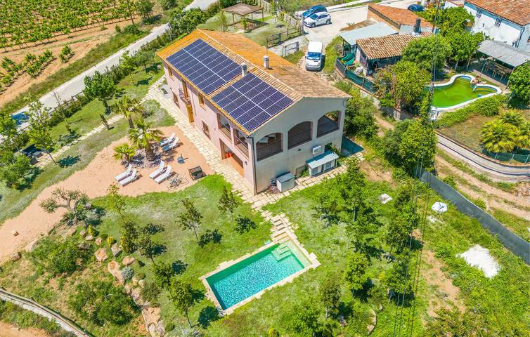 Casa de vacaciones para 10 personas, con terraza además de jardín y piscina, Se admiten mascotas en Alt Penedès - 2
