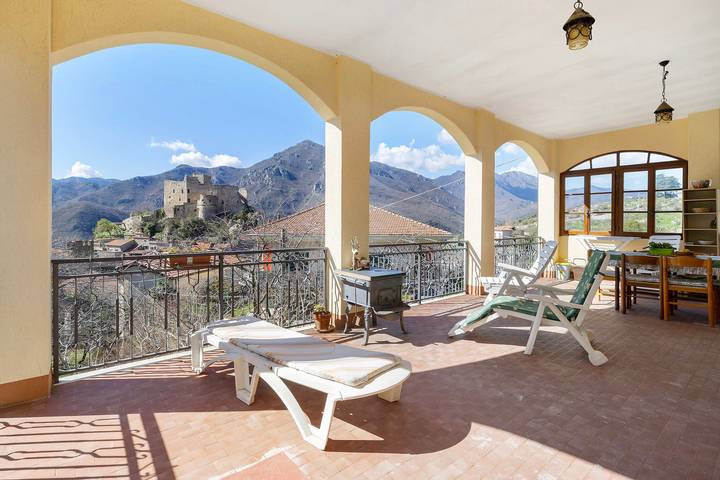 Entire apartment, Apartment 'Panorama Medievale' with Mountain View, Private Terrace and Wi-Fi in Castelvecchio di Rocca Barbena, Riviera di Ponente