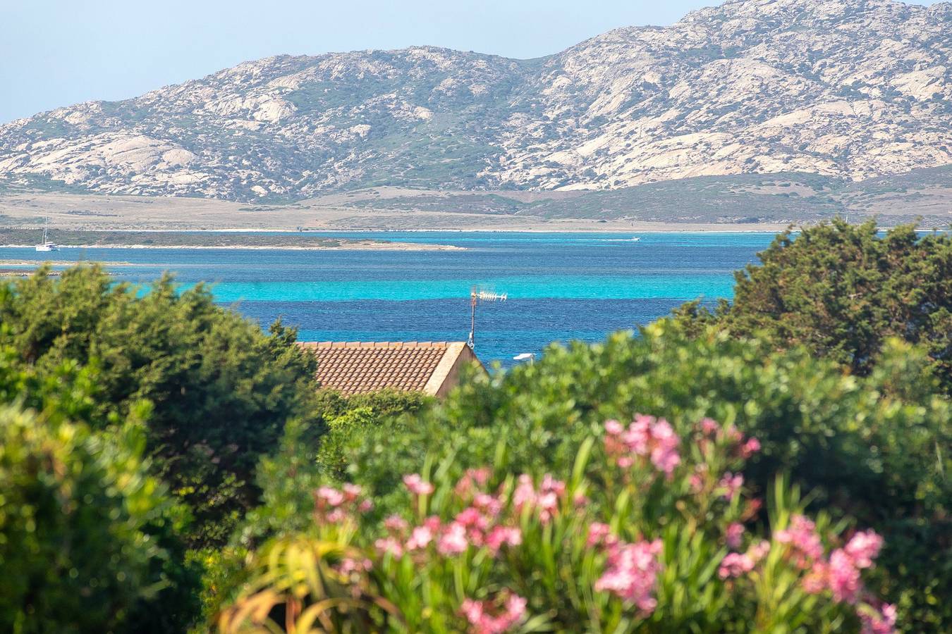 Casa Vacanze 'I Lentischi C11' con vista mare, terrazza privata e aria condizionata in Stintino, Nurra