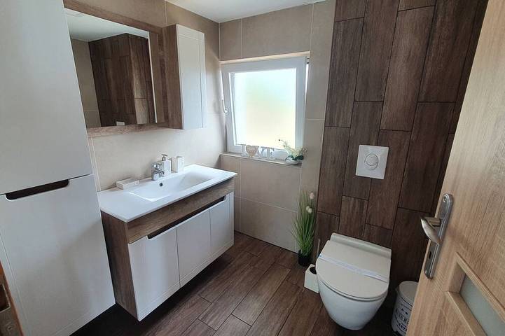 Moderne Villa mit Pool und Jacuzzi auf ruhigem Oriovac-Hügel in Slawonien. in Brod-Posavina