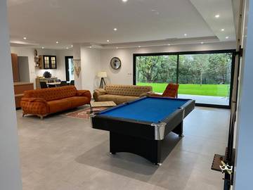 Location de vacances pour 11 personnes, avec vue ainsi que jardin et piscine à Boisset-et-Gaujac