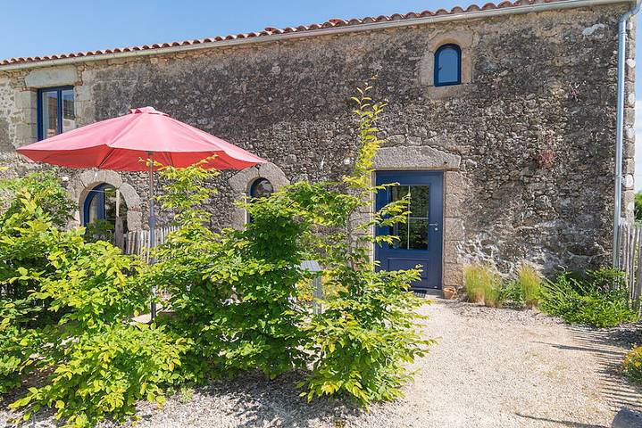 Gîte pour 4 personnes, avec terrasse et piscine
