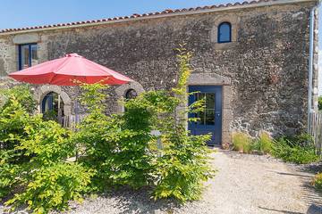 Gîte pour 4 personnes, avec piscine et terrasse à Les Herbiers