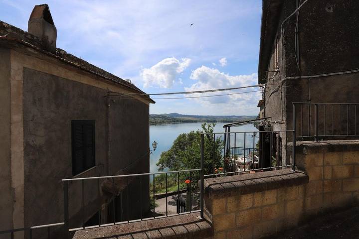 Ferienhaus für 2 Personen, mit Balkon und Terrasse sowie Ausblick und Seeblick am Bolsenasee